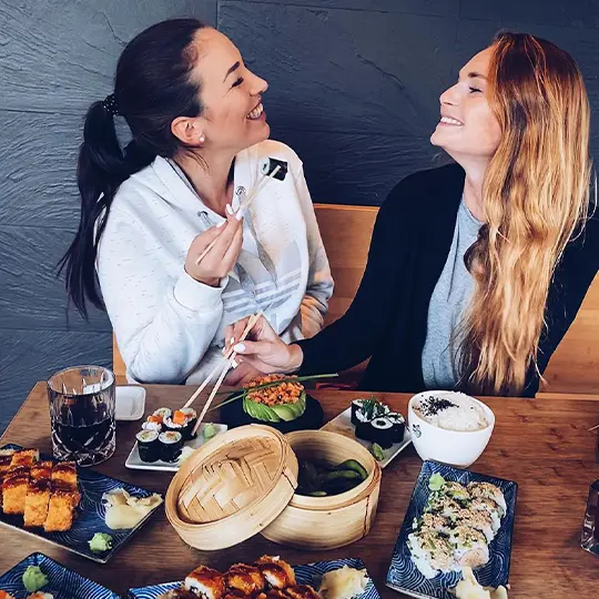 Gäste genießen japanische Speisen im Sushi Fit Köln